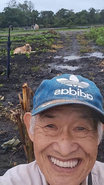 O agricultor adora levar alimento para os ratões.