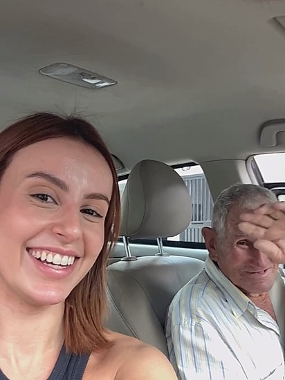 Milena levou o senhor Augusto ao banco.