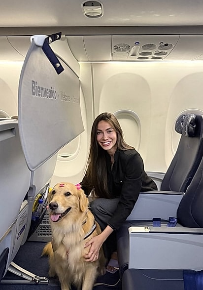 Chanel viajando com a tutora.