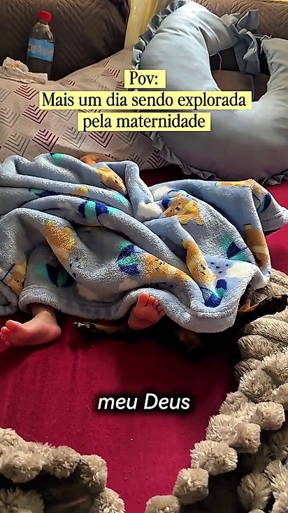 A pinscher acabou dormindo com o bebê.
