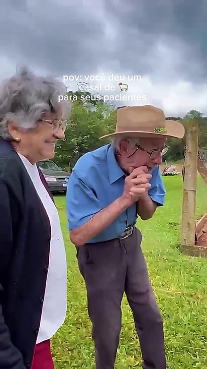 O idoso se emocionou com o presente.