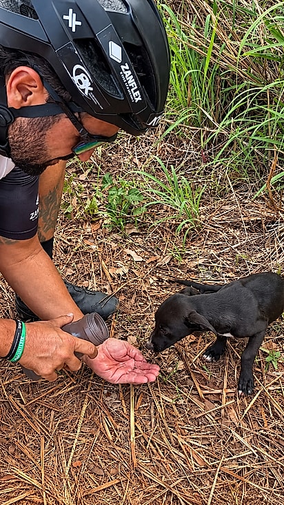 O pequeno aceitou a água oferecida por Jotta na palma da mão