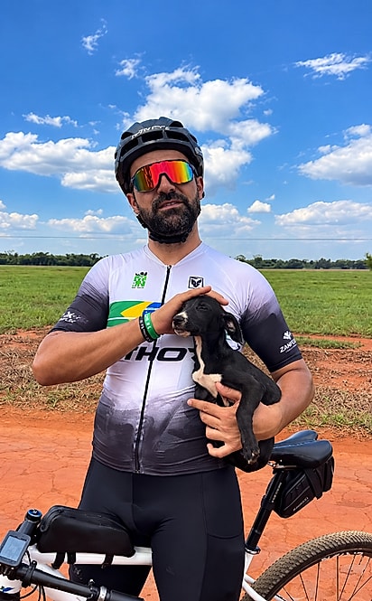 Jotta Vieira com o filhotinho que encontrou sozinho durante um passeio de bicicleta