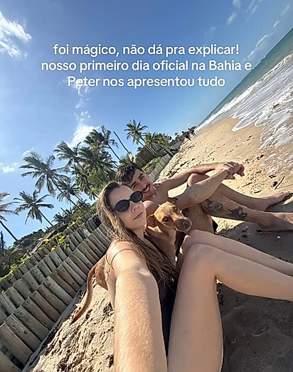 O cão adotou os dois no primeiro dia de viagem.