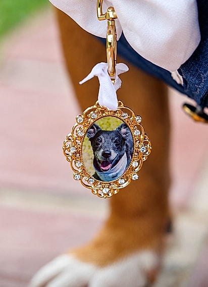 O pingente dourado carregava uma fotografia de Tuca Maria
