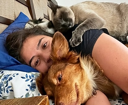 Andrea com alguns dos pets.