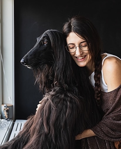 Tutora Hanna e o cão Bartolomeu, um cachorro da raça galgo afegão.