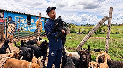 Juanpa TV - jovem colombiano que dedica sua rotina ao cuidado de cães abandonados e aparece cercado de animais em abrigo