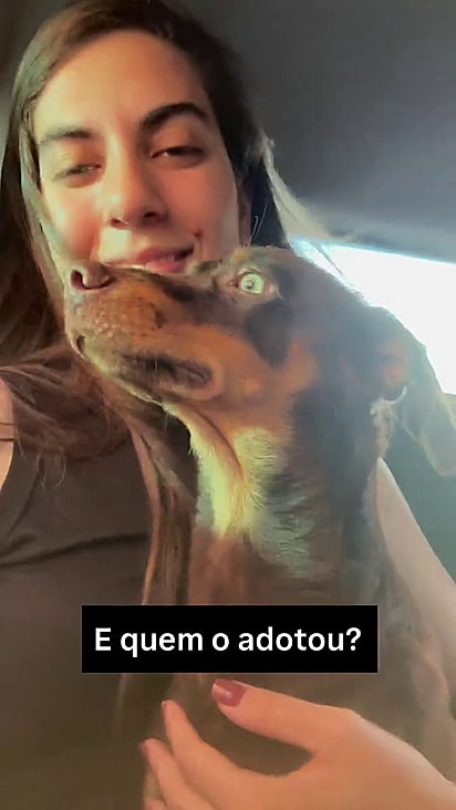 Thamires levando Todynho para casa após o resgate.