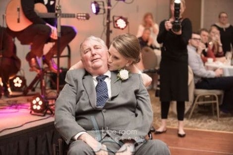 Noiva dança com pai com doença terminal em casamento e emociona a internet