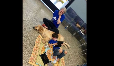 Mãe chora quando seu filho com autismo faz seu primeiro amigo