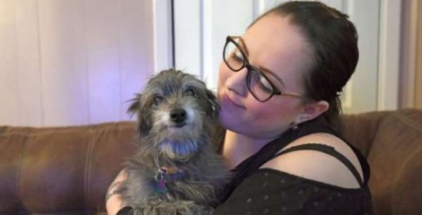 Mulher adota sem saber o mesmo cachorro que teve quando era criança