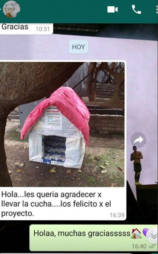 Pessoas da comunidade agradecendo as casinhas