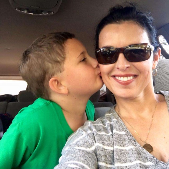 Maria e seu filho/Reprodução Facebook